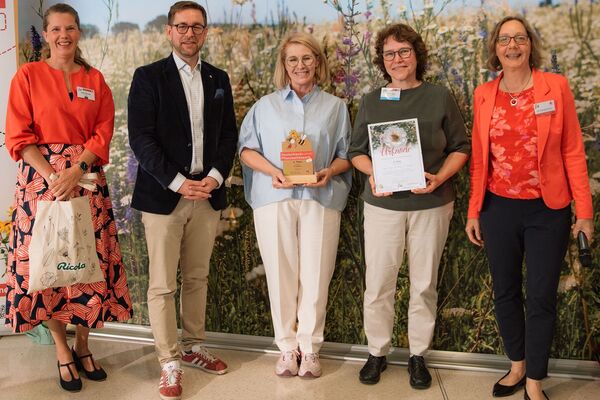 Deutschland summt!-Pflanzwettbewerb 2025: Prämierung einer Gewinnergruppe