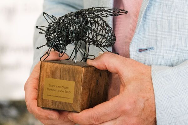 Deutschland summt!-Pflanzwettbewerb 2025: Trophäe